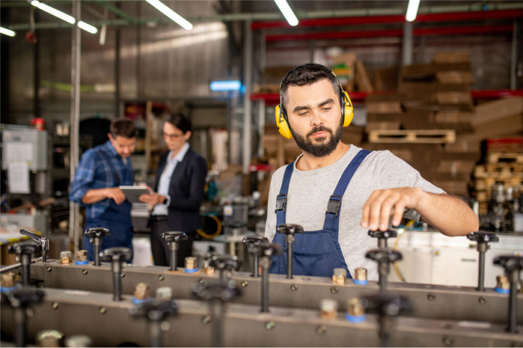 Ajustando maquina para optimizar el proceso de producción
